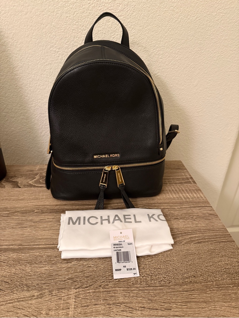 Michael Kors Rhea Zip MD
Leather Backpack with Gold Hardware